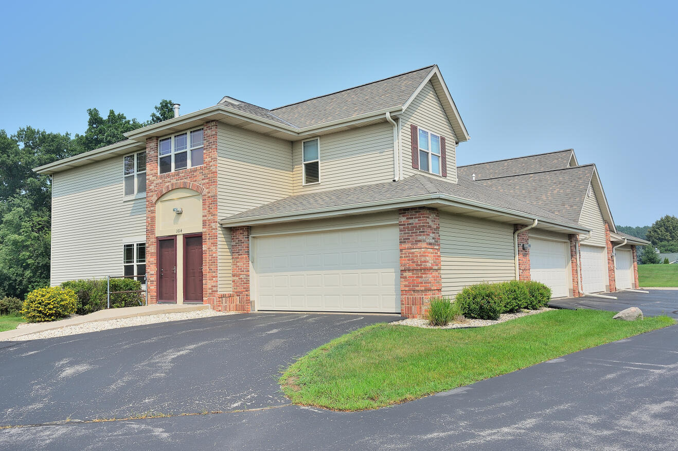 Property Photo:  1014 E Woodview Ct 1  WI 53086 