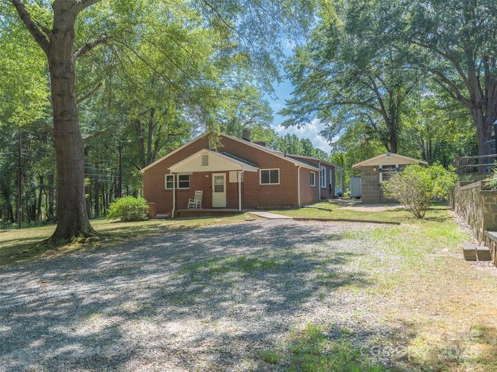 Property Photo: 1414 Hollyleaf Avenue NC 28052