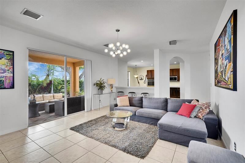 Property Photo: 4100 E Gardenia Ave FL 33332