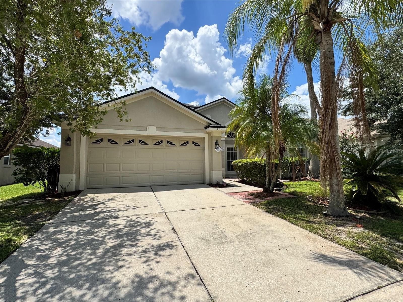 Property Photo: 520 Canary Island Court FL 32828