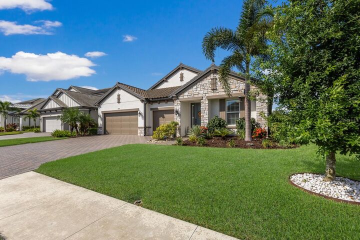 Property Photo: 2209 Woodleaf Hammock Court FL 34211