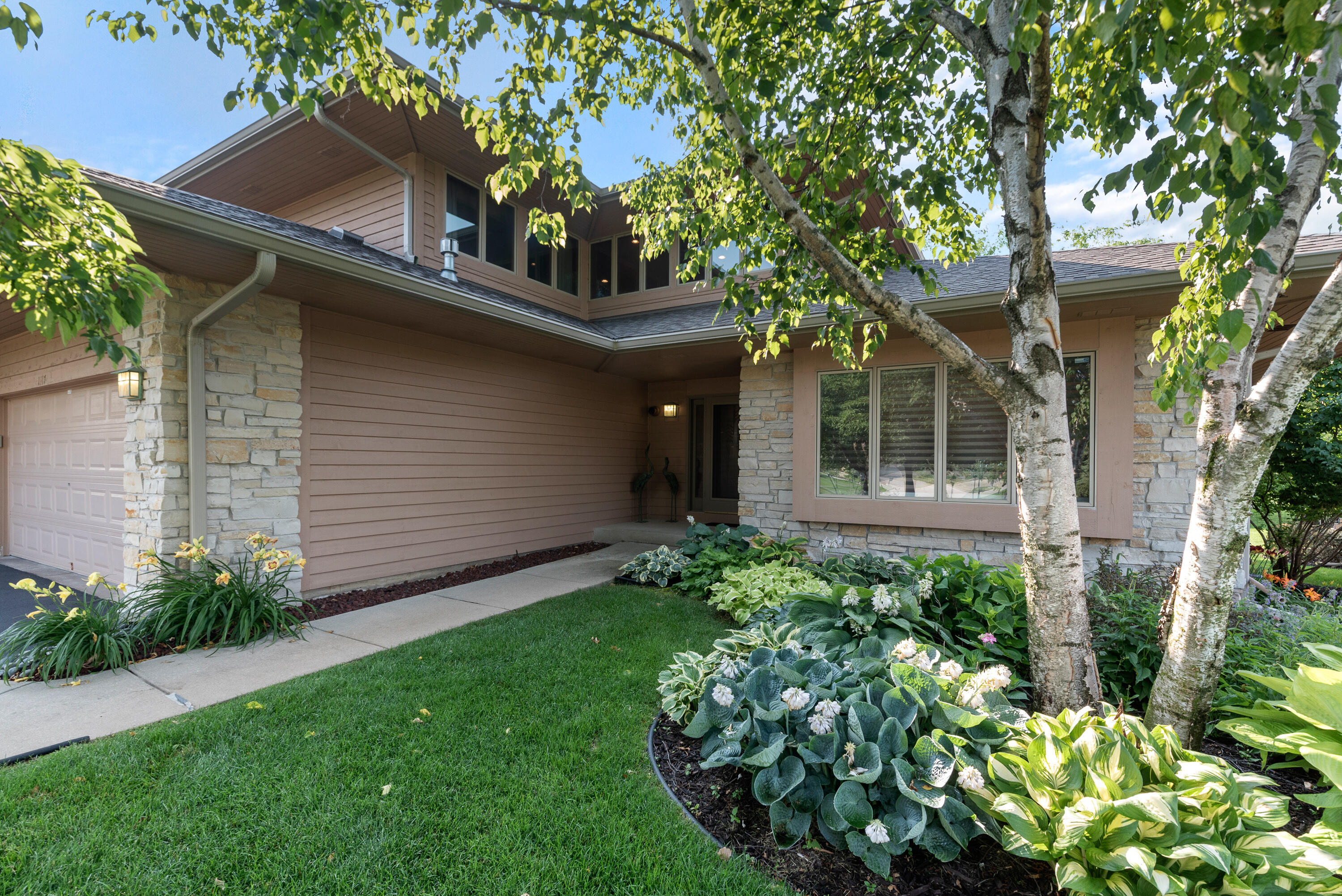 Property Photo: 1117 E Sweetbriar Ln 22 WI 53029