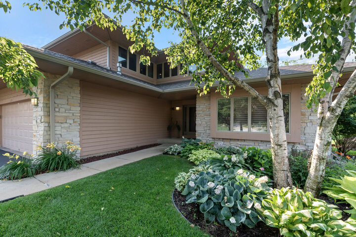 Property Photo:  1117 E Sweetbriar Ln 22  WI 53029 