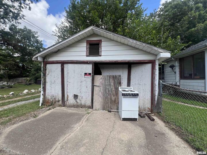 Property Photo:  1007 E 4th Street  IL 62896 