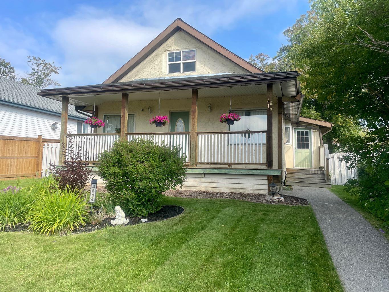 Property Photo: 4614 5 Avenue AB T7E 1C7