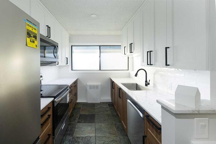 Property Photo:  2400 15 Street SW 18  AB T2T 5S3 