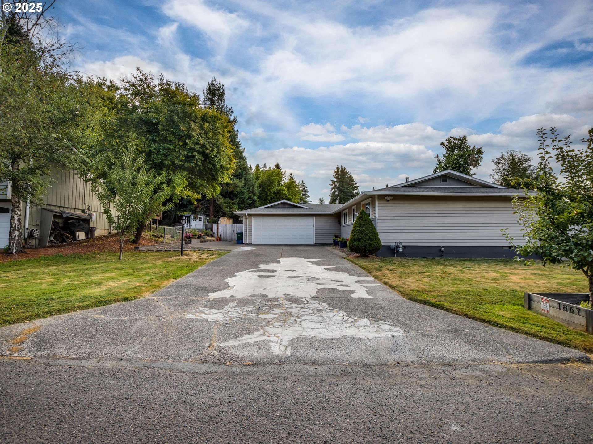Property Photo: 1867 SE Anspach St OR 97267