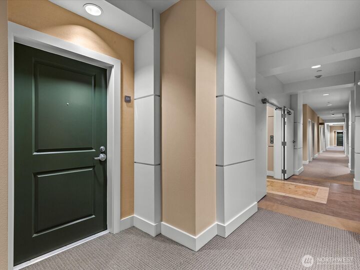 Property Photo:  211  Kirkland Avenue 526  WA 98033 