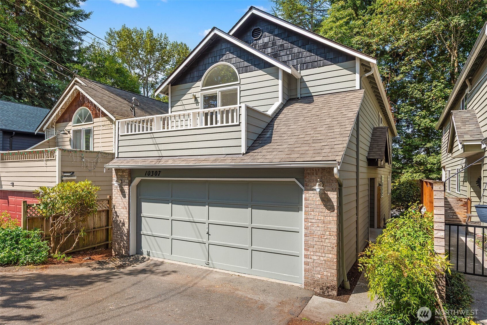 Property Photo: 10307 Ave 46th Avenue NE WA 98125