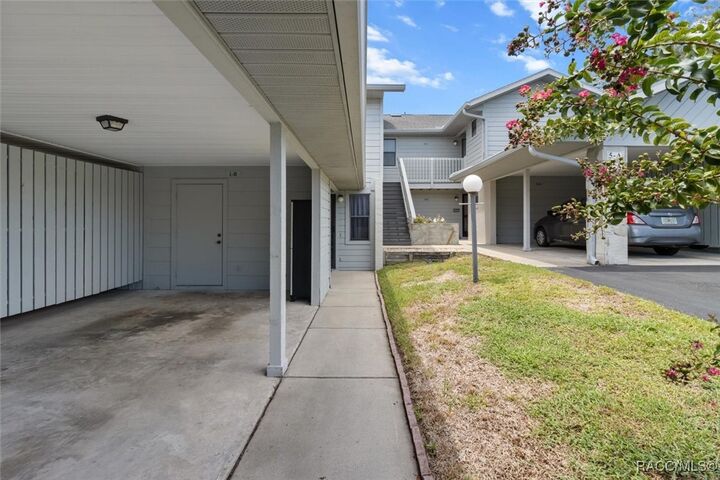 Property Photo: 690 E Gilchrist Court FL 34442