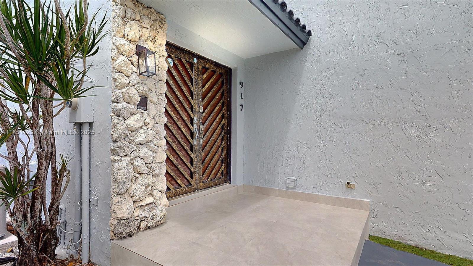Property Photo: 917 SW 135th Ct FL 33184