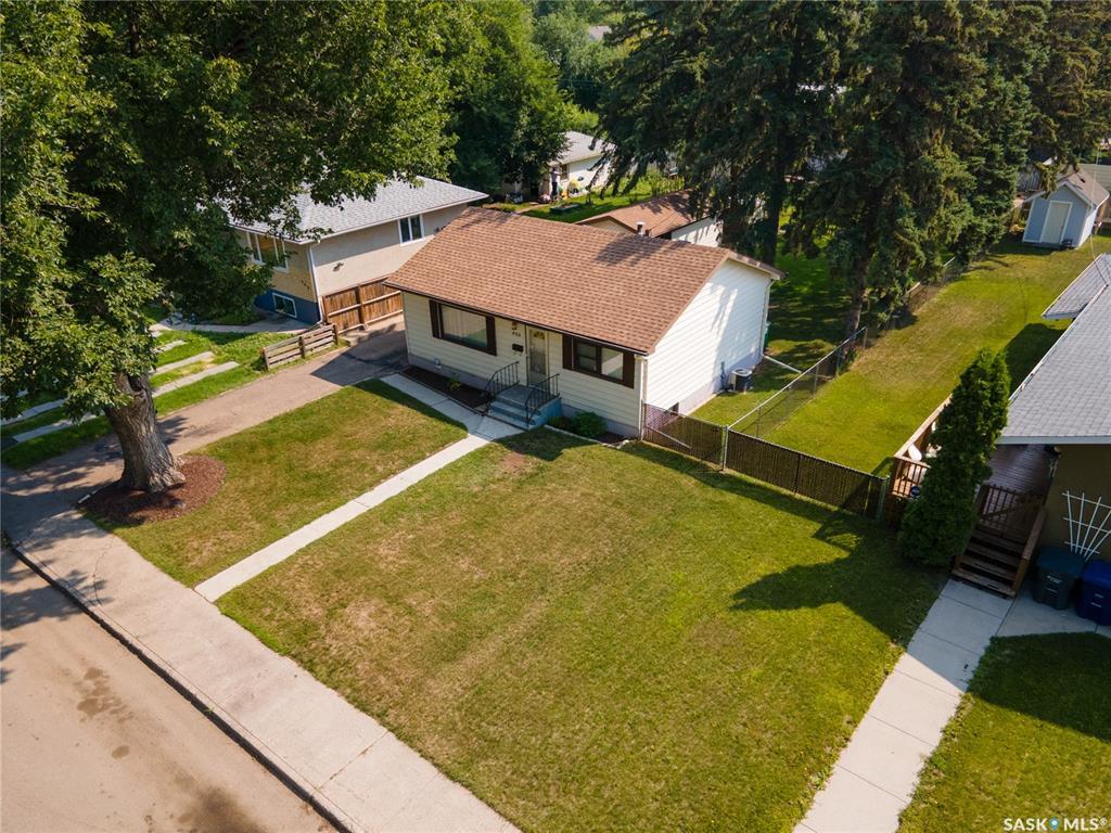 Property Photo: 450 V Avenue S SK S7M 3E7