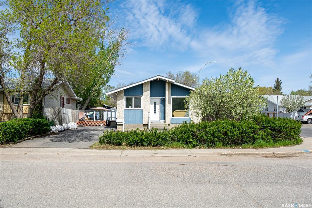 Property Photo:  198 Thomson Avenue  SK S4N 5L3 
