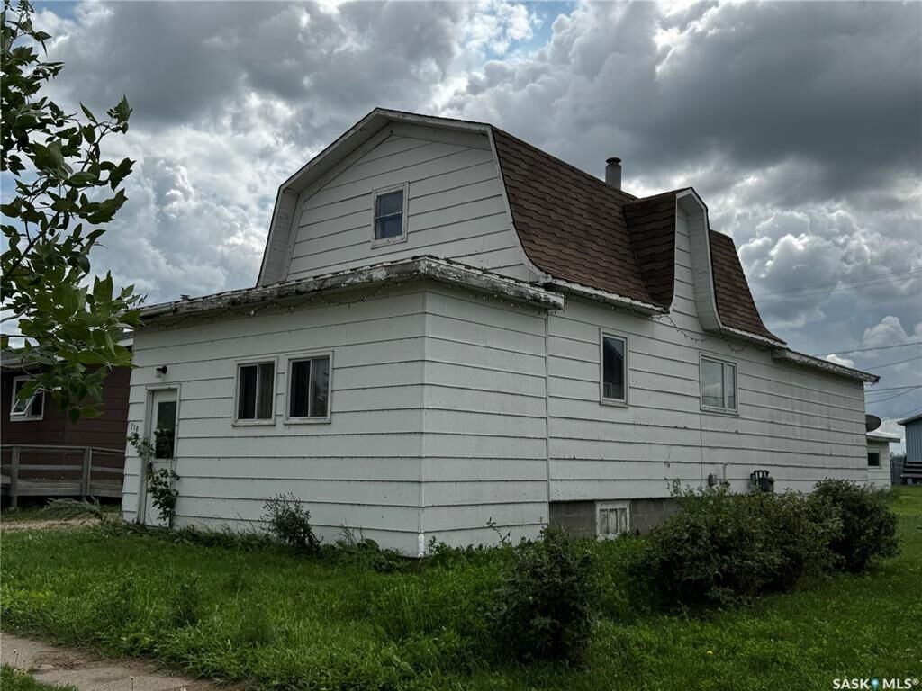 Property Photo:  210 2nd Avenue W  SK S0G 3R0 