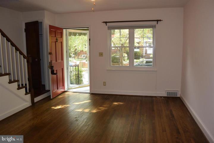 Property Photo: 524 E Luray Avenue E VA 22301
