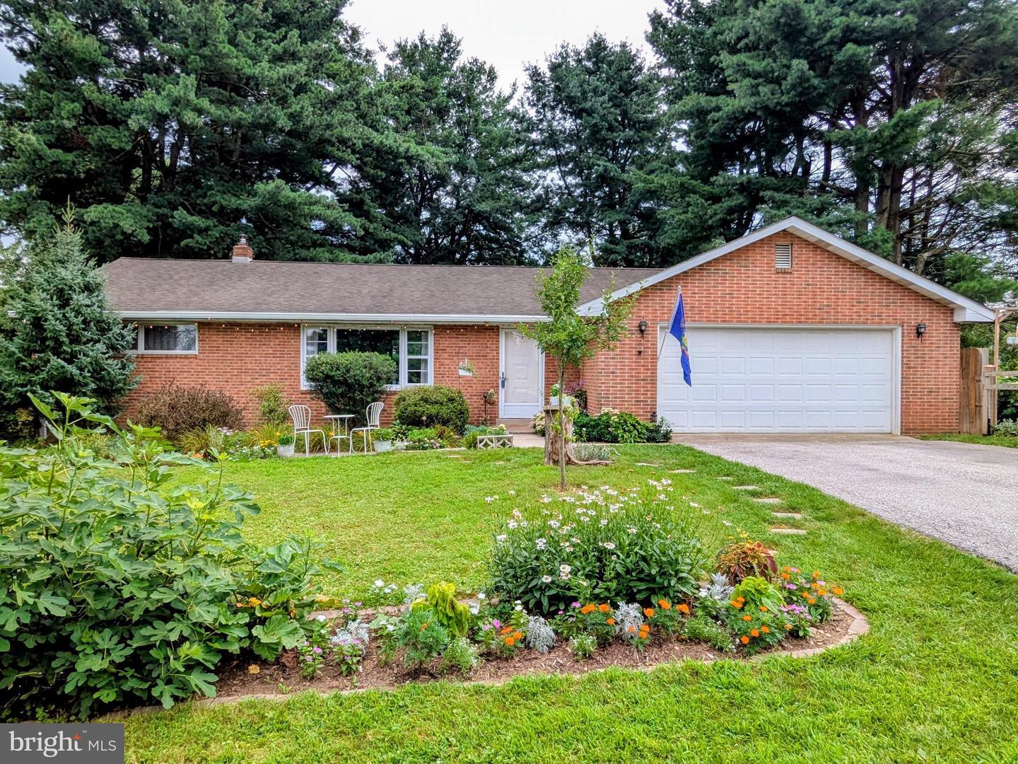 Property Photo: 28 Crescent Drive PA 17070