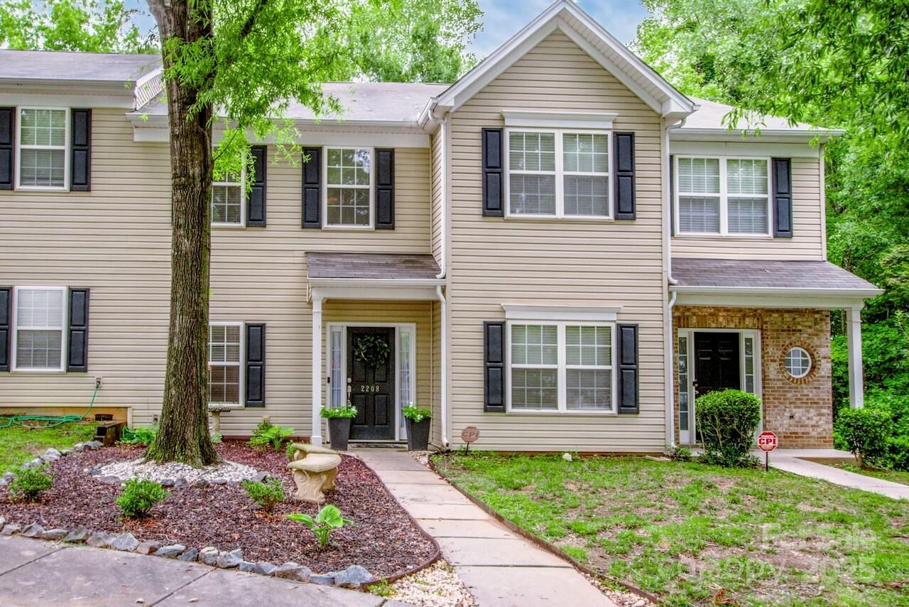 Property Photo:  2208 Winthrop Chase Drive  NC 28212 