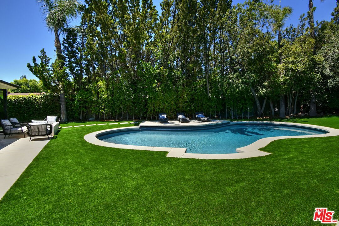 Property Photo:  3221 Elvido Dr  CA 90049 