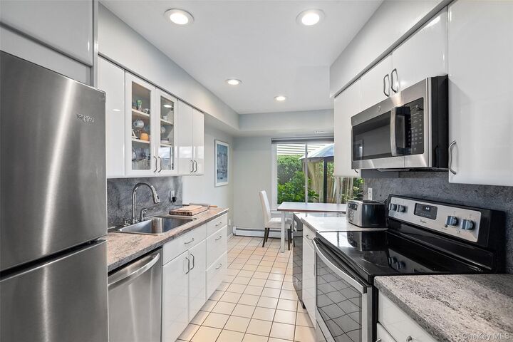 Property Photo:  7 Top Of The Ridge Ridge B4  NY 10543 