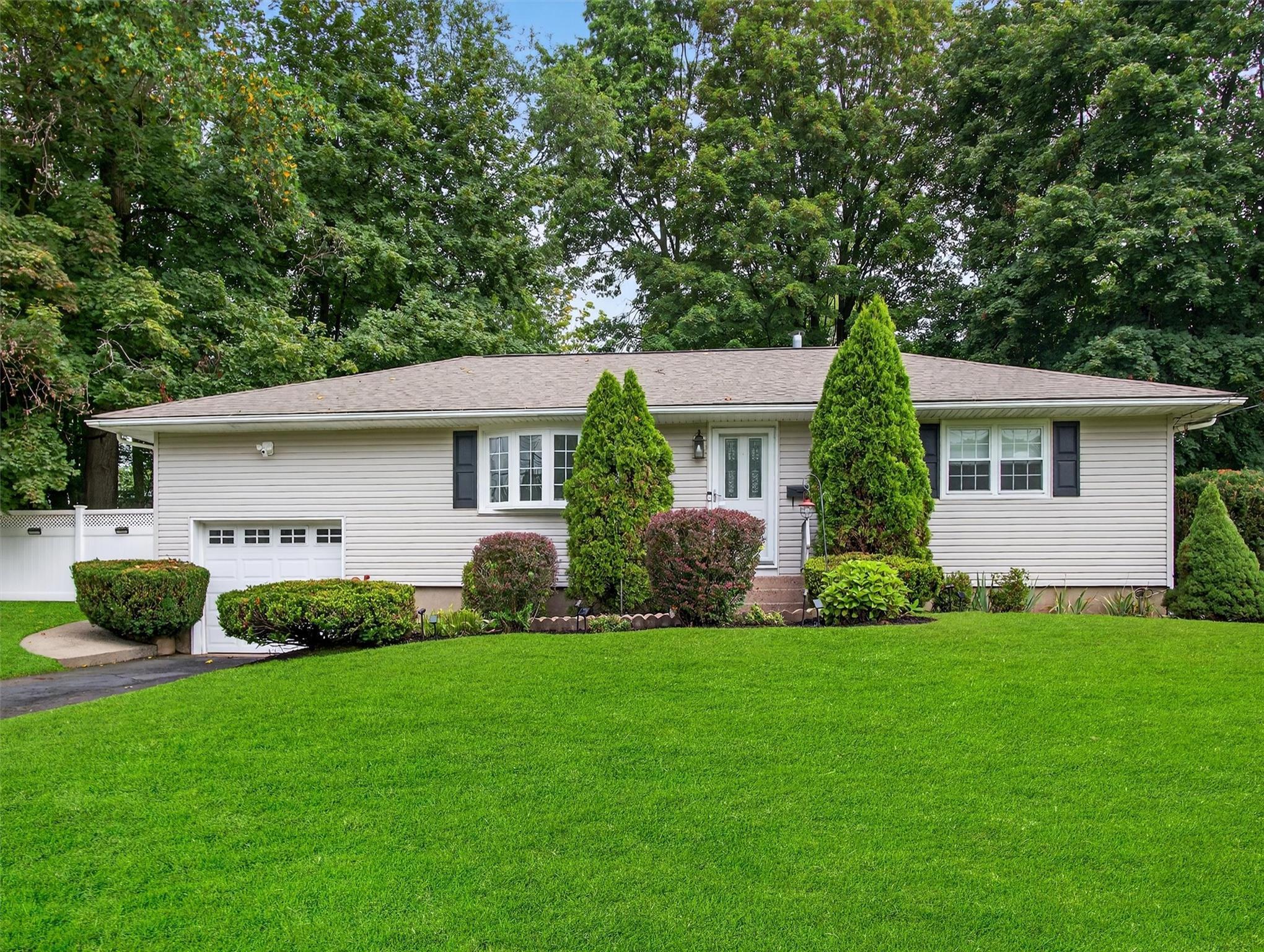 Property Photo:  5 Tennyson Drive  NY 10954 