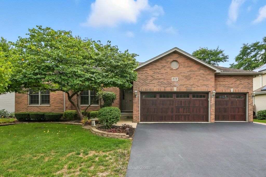 Property Photo: 414 Sudbury Circle IL 60543