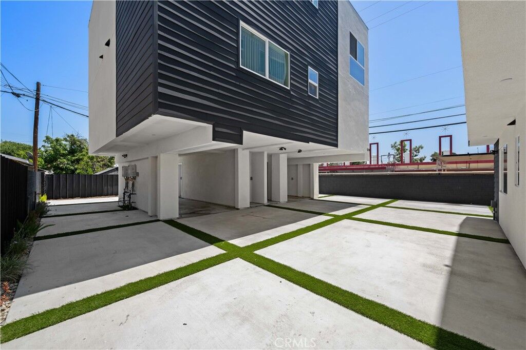 Property Photo:  5214 Auckland Avenue 2  CA 91601 