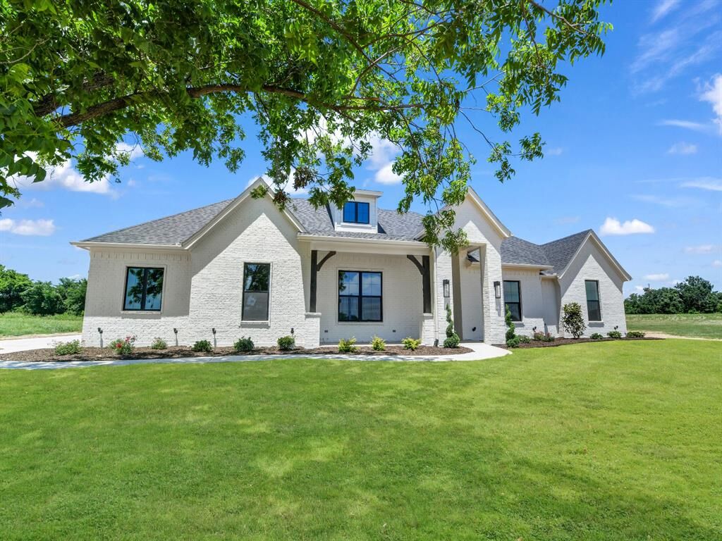 Property Photo: 131 Desperado Way TX 76088