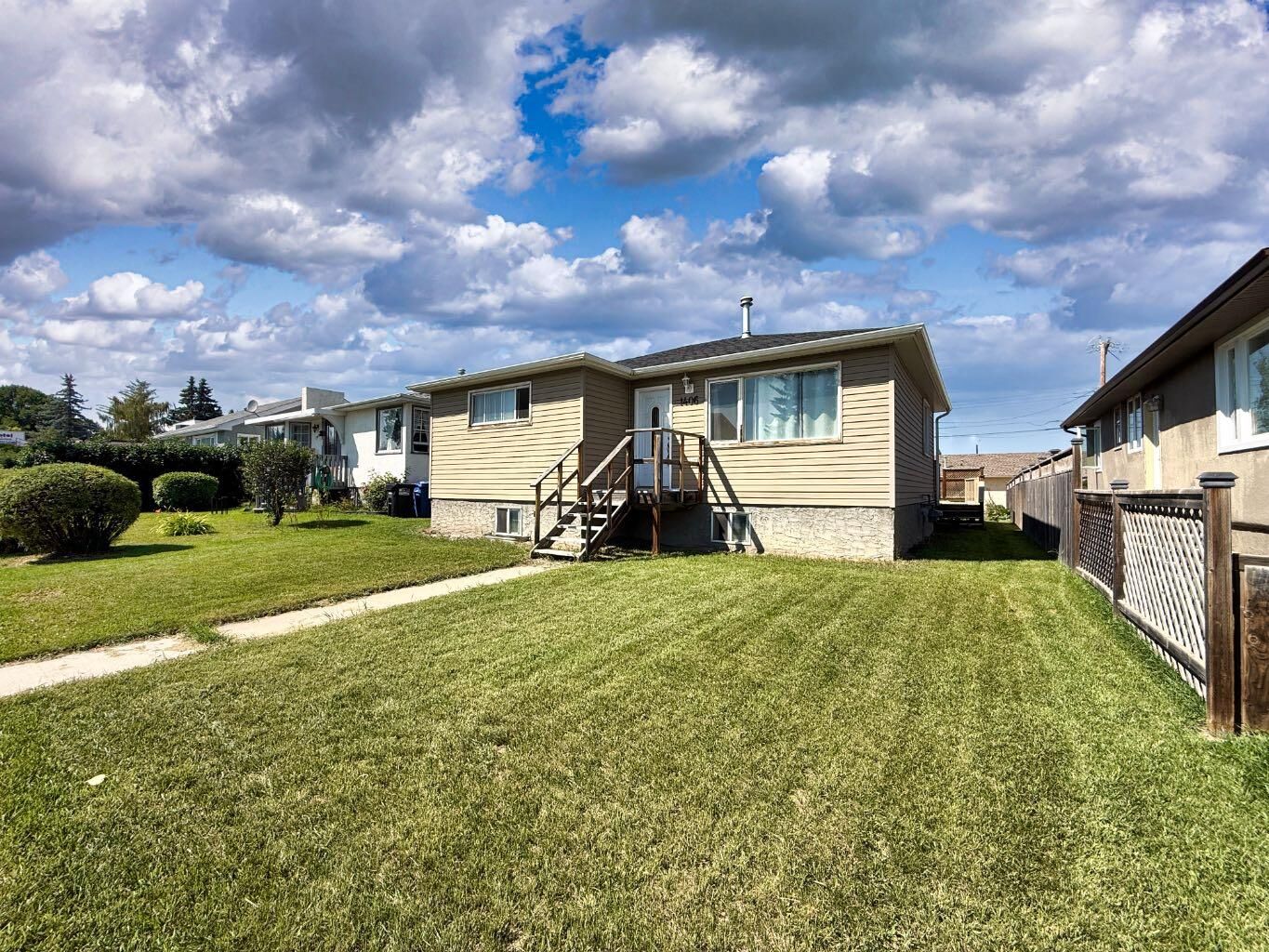 Property Photo:  1406 20 Avenue  AB T0M 0W0 