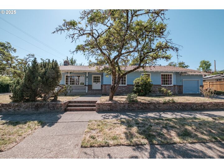 Property Photo: 1100 NW Dixon St OR 97330