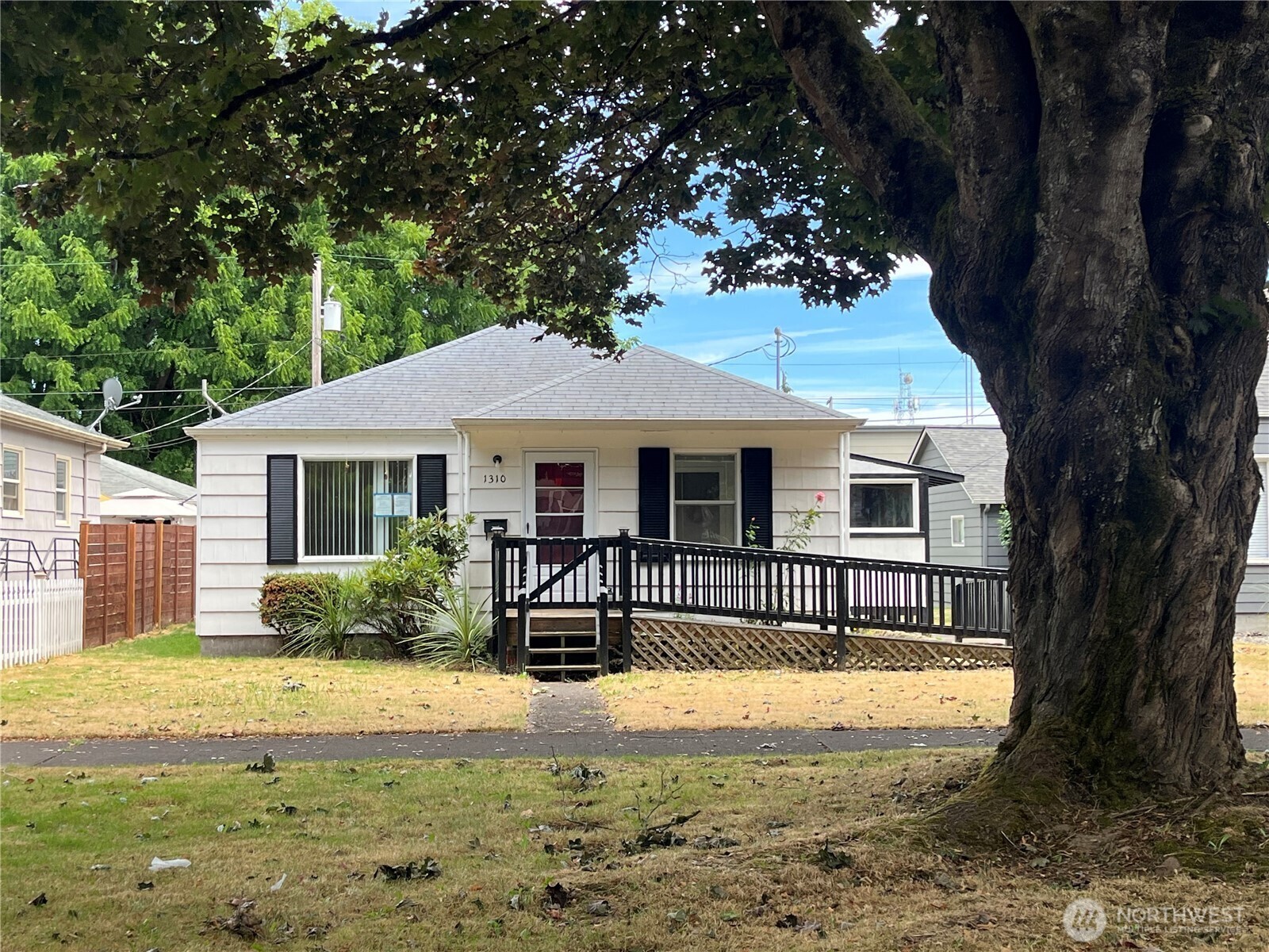 Property Photo:  1310  8 Avenue  WA 98632 