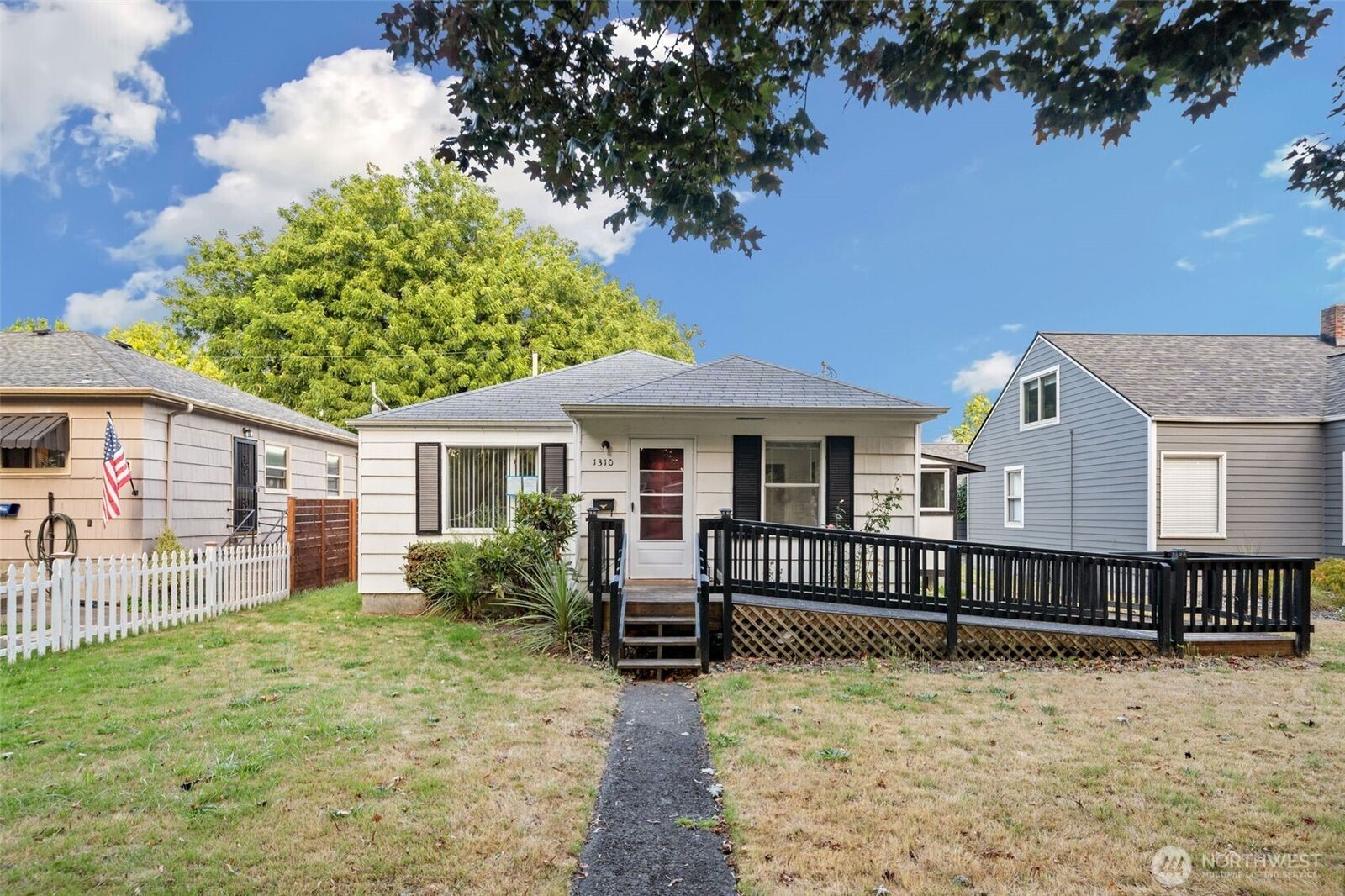 Property Photo:  1310  8 Avenue  WA 98632 