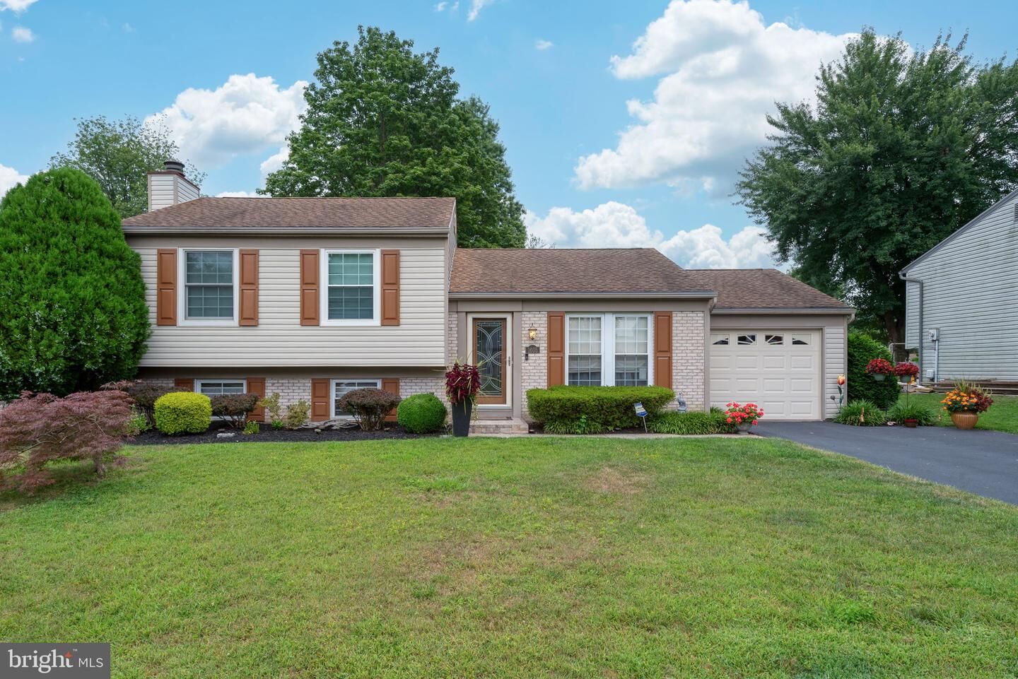 Property Photo: 1605 Pebble Brook Lane PA 17110