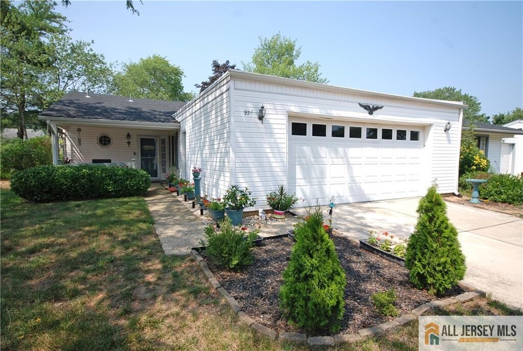 Property Photo:  97 Salix Plaza 97A  NJ 08831 