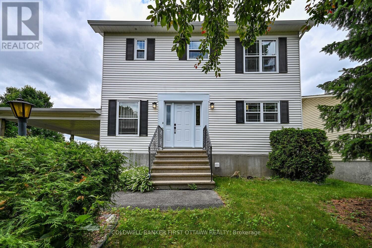 Property Photo:  22 Poole Creek Crescent  ON K2S 1G4 