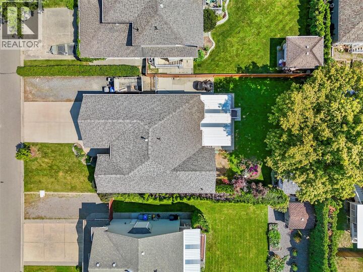 Property Photo: 625 McCurrach Place BC V2B 8R1