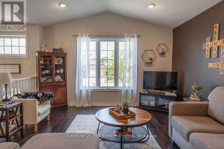 Property Photo:  92 Ridge Street  ON N7G 4K1 