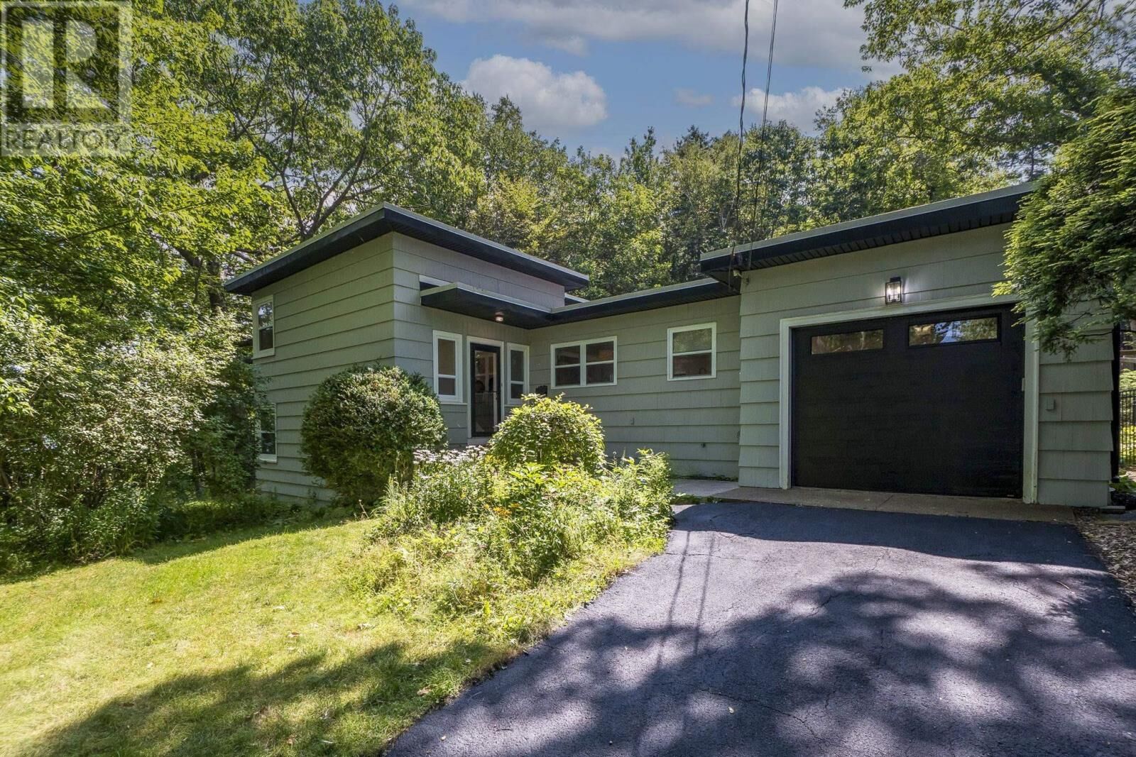 Photo de la propriété:  1 Wagner Avenue  NS B3M 2H9 