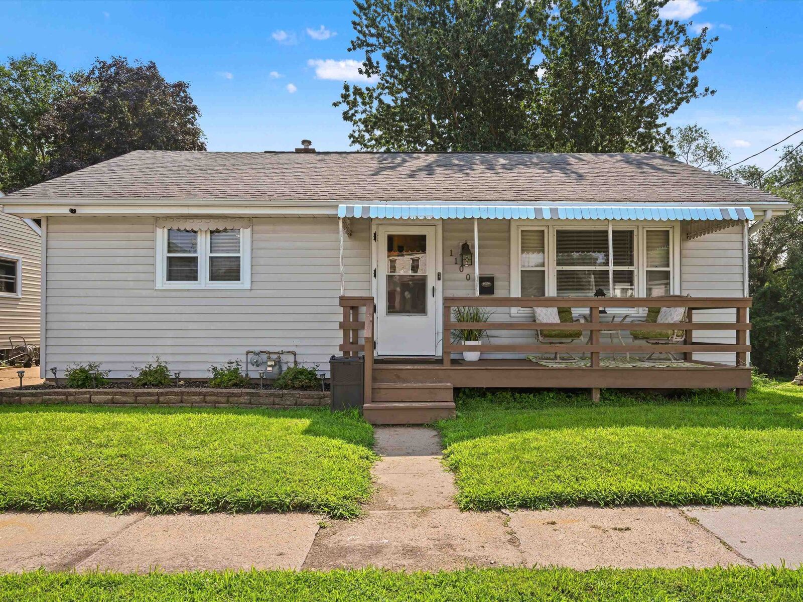 Property Photo:  1100 Garfield Avenue  IA 52001 