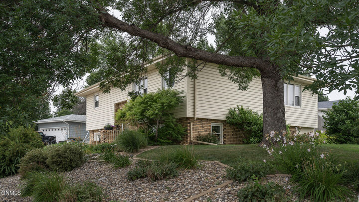 Property Photo:  306 Interstate Avenue W  ND 58503 