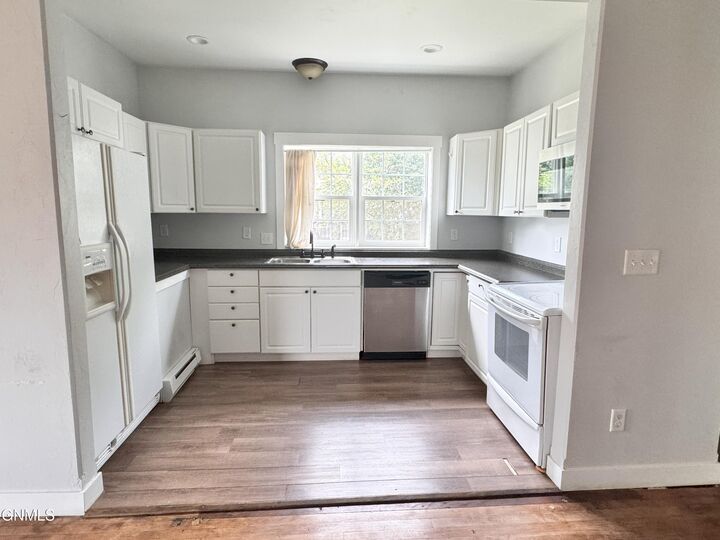 Property Photo:  301 8th Avenue SW  ND 58554 
