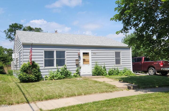 1814 D Avenue E  Bismarck ND 58501 photo