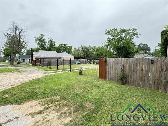Property Photo: 212 Rogers TX 75654