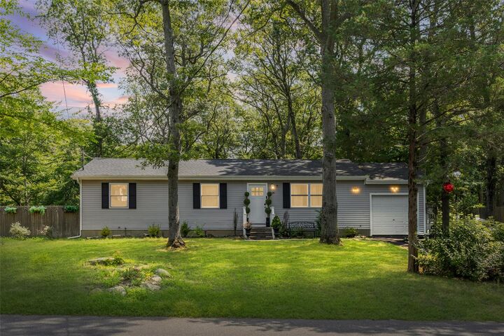 129 W Bartlett Road  Middle Island NY 11953 photo