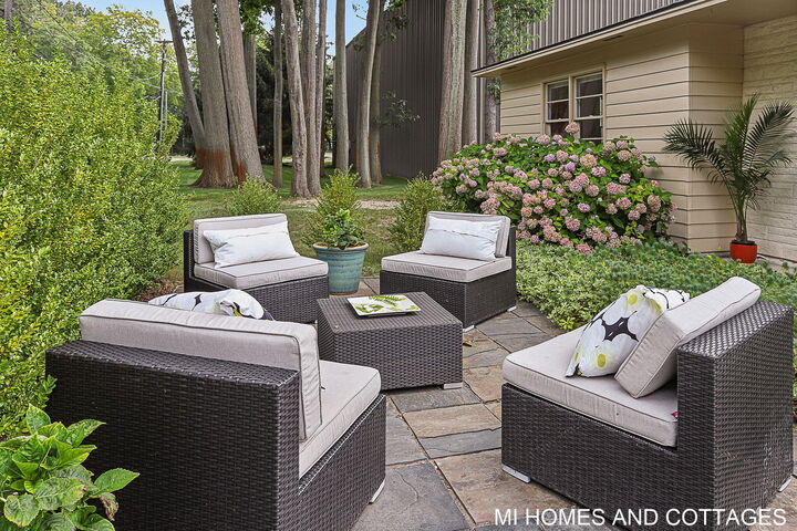 Property Photo:  748 Park Avenue  MI 49423 