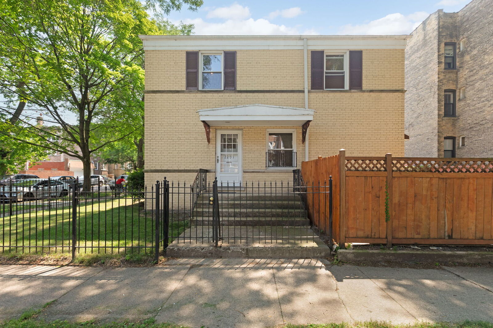 Property Photo: 2201 W Arthur Avenue IL 60645