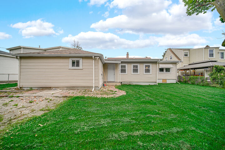 Property Photo:  10 E Belle Drive  IL 60164