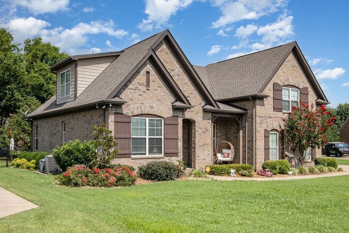 Property Photo:  2827 Craythorne Dr  TN 37129