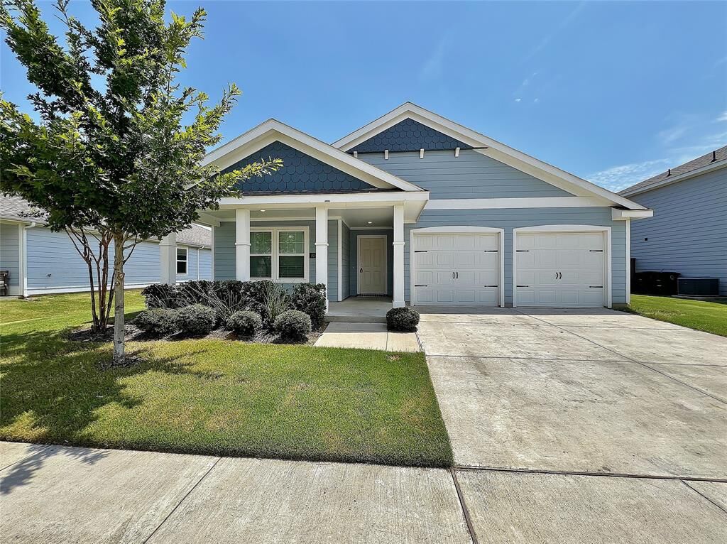 Property Photo:  824 Towngreen Drive  TX 76031
