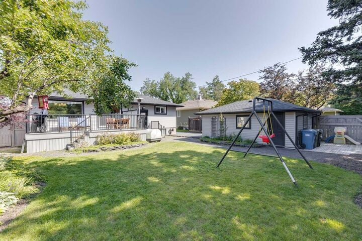 Property Photo:  9 Spruce Bank Crescent SW  AB T3C 3B5 