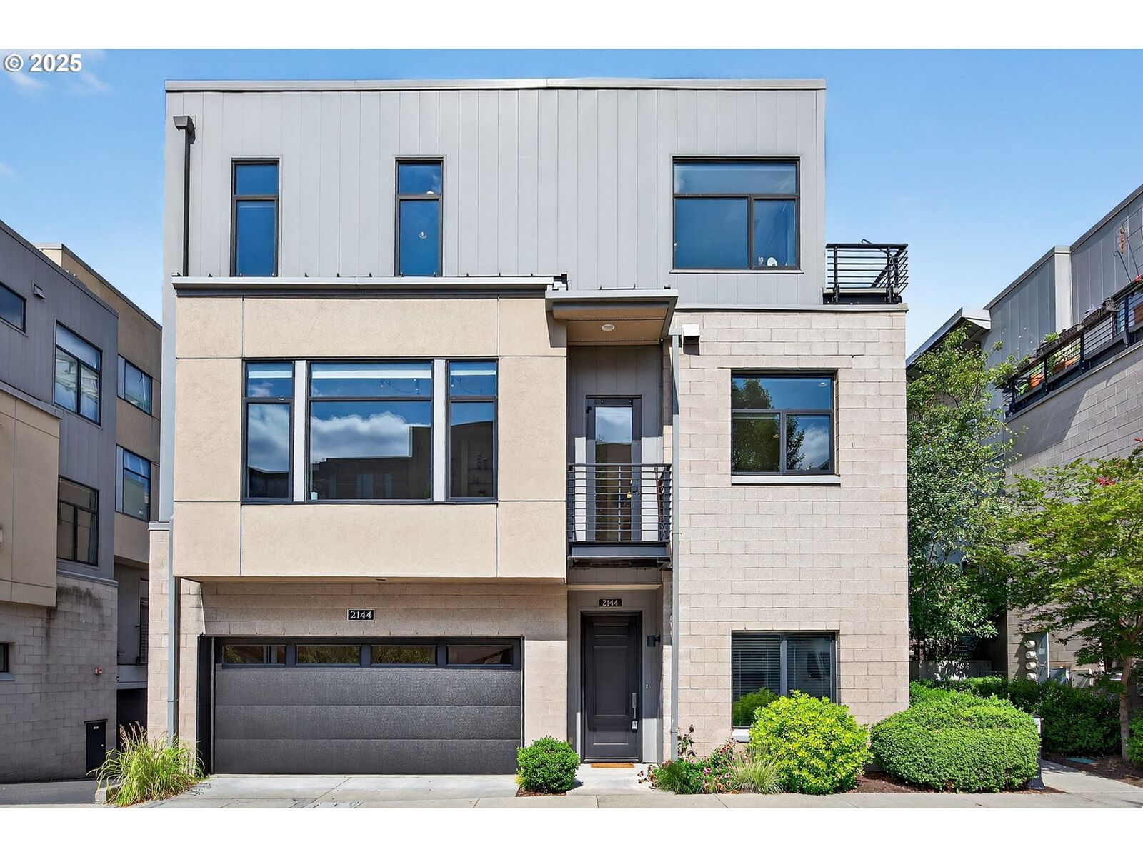 Property Photo:  2144 NW 16th Ave  OR 97209 